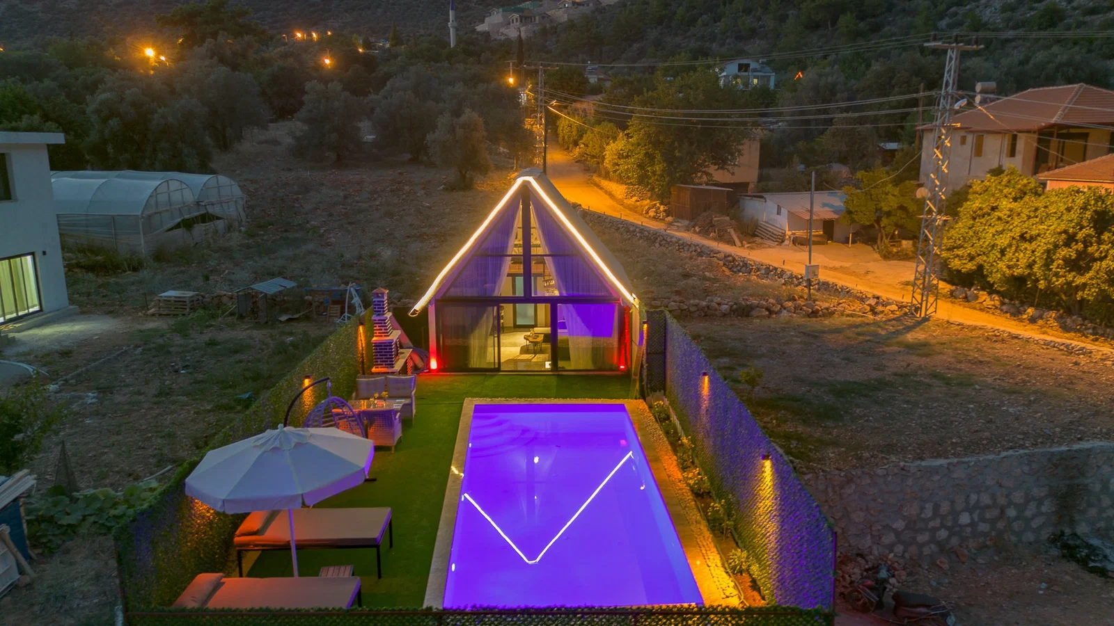 Çayköy’de Balayı Çiftlerine Uygun, Korunaklı Havuzlu, 1 Yatak Odalı, Ekonomik Villa
