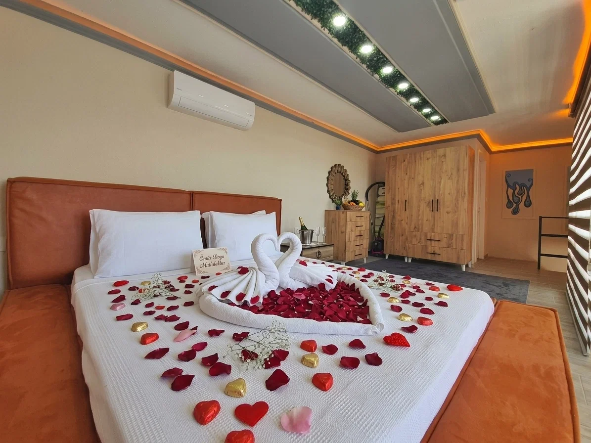 Çavdır’da Balayı Çiftlerine Uygun, Korunaklı Havuzlu, 1 Yatak Odalı, Kiralık Villa