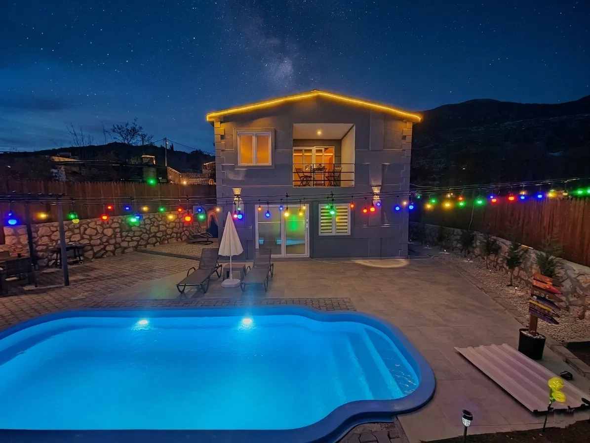 Çavdır’da korunaklı havuzlu kiralık villa
