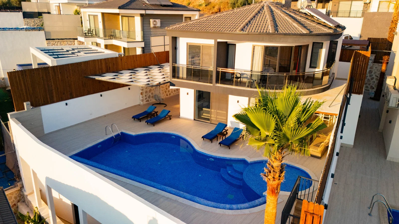 Yeşilköy’de Balayı Çiftlerine Uygun, Korunaklı Havuzlu, 2 Yatak Odalı, Kiralık Villa