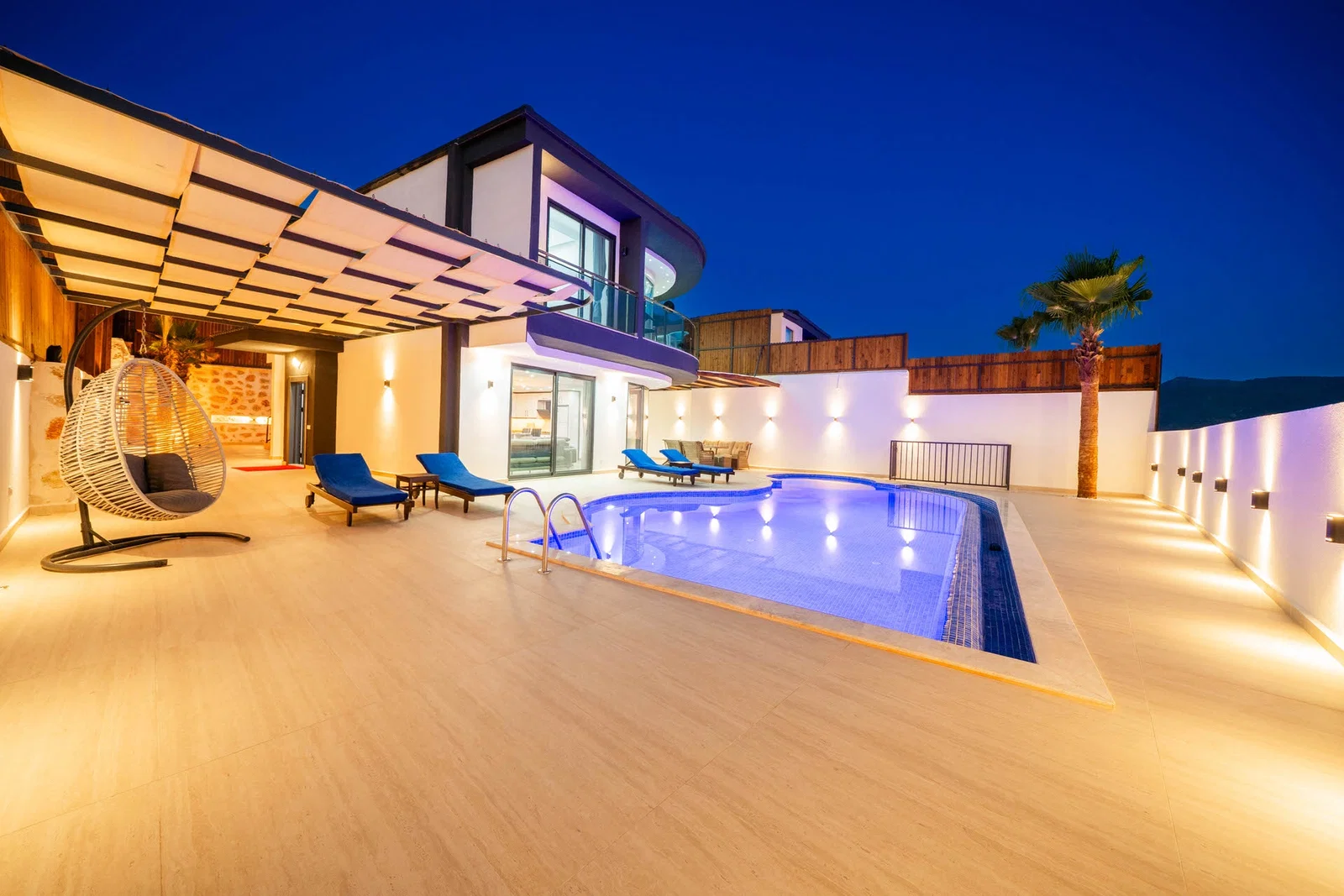 Yeşilköy’de Balayı Çiftlerine Uygun, Korunaklı Havuzlu, 2 Yatak Odalı, Kiralık Villa