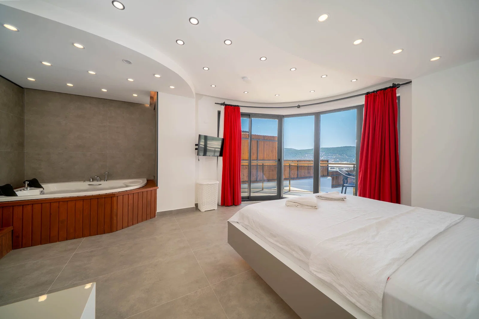 Yeşilköy’de Balayı Çiftlerine Uygun, Korunaklı Havuzlu, 2 Yatak Odalı, Kiralık Villa