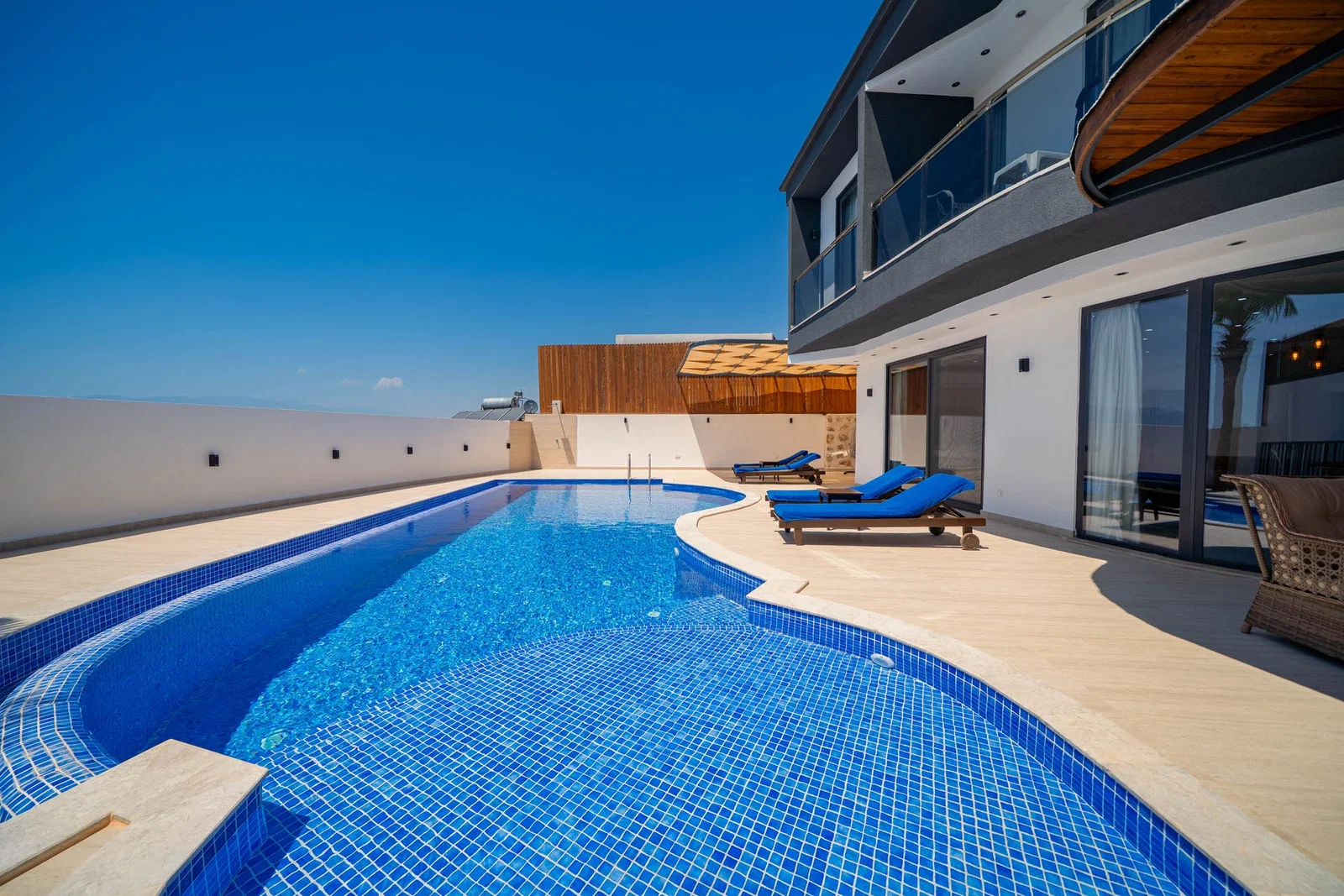 Yeşilköy’de Balayı Çiftlerine Uygun, Korunaklı Havuzlu, 2 Yatak Odalı, Kiralık Villa