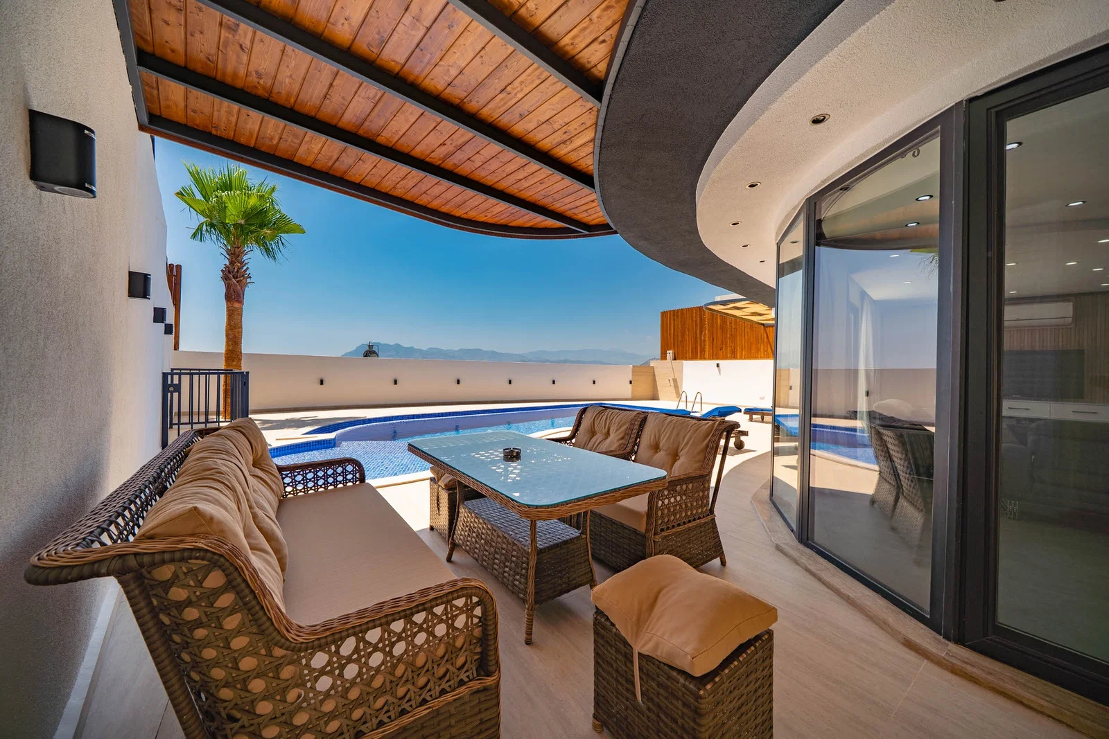 Yeşilköy’de Balayı Çiftlerine Uygun, Korunaklı Havuzlu, 2 Yatak Odalı, Kiralık Villa
