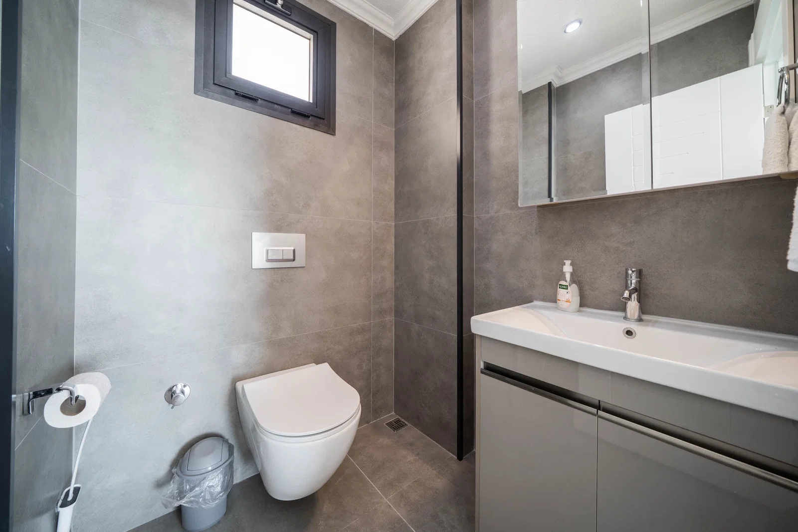 Yeşilköy’de Balayı Çiftlerine Uygun, Korunaklı Havuzlu, 2 Yatak Odalı, Kiralık Villa