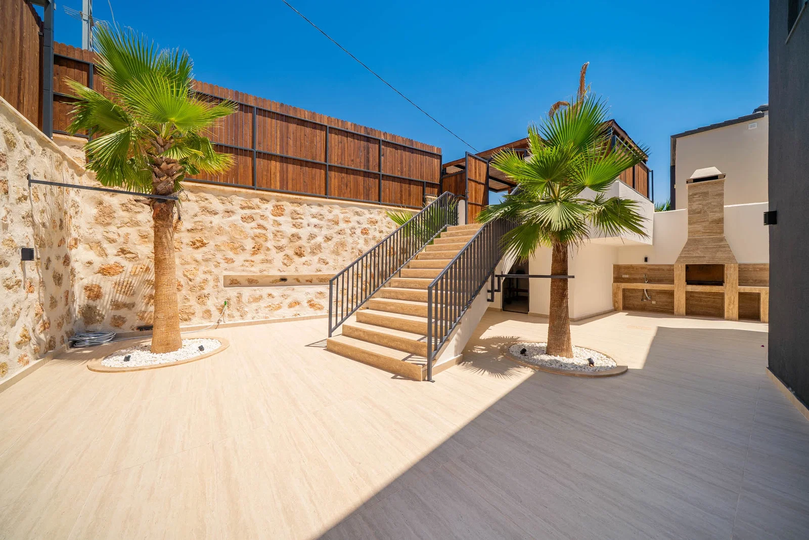 Yeşilköy’de Balayı Çiftlerine Uygun, Korunaklı Havuzlu, 2 Yatak Odalı, Kiralık Villa