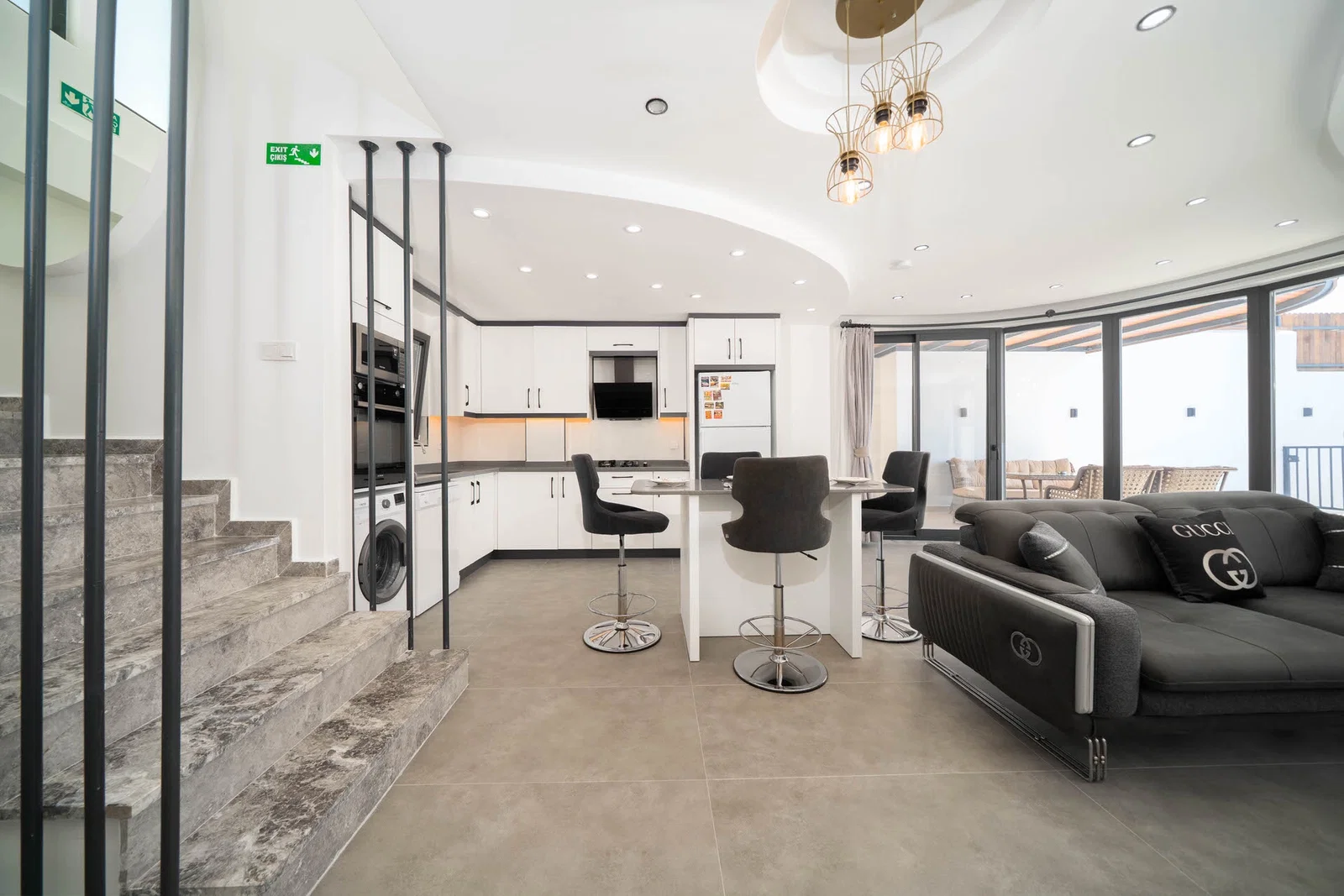 Yeşilköy’de Balayı Çiftlerine Uygun, Korunaklı Havuzlu, 2 Yatak Odalı, Kiralık Villa