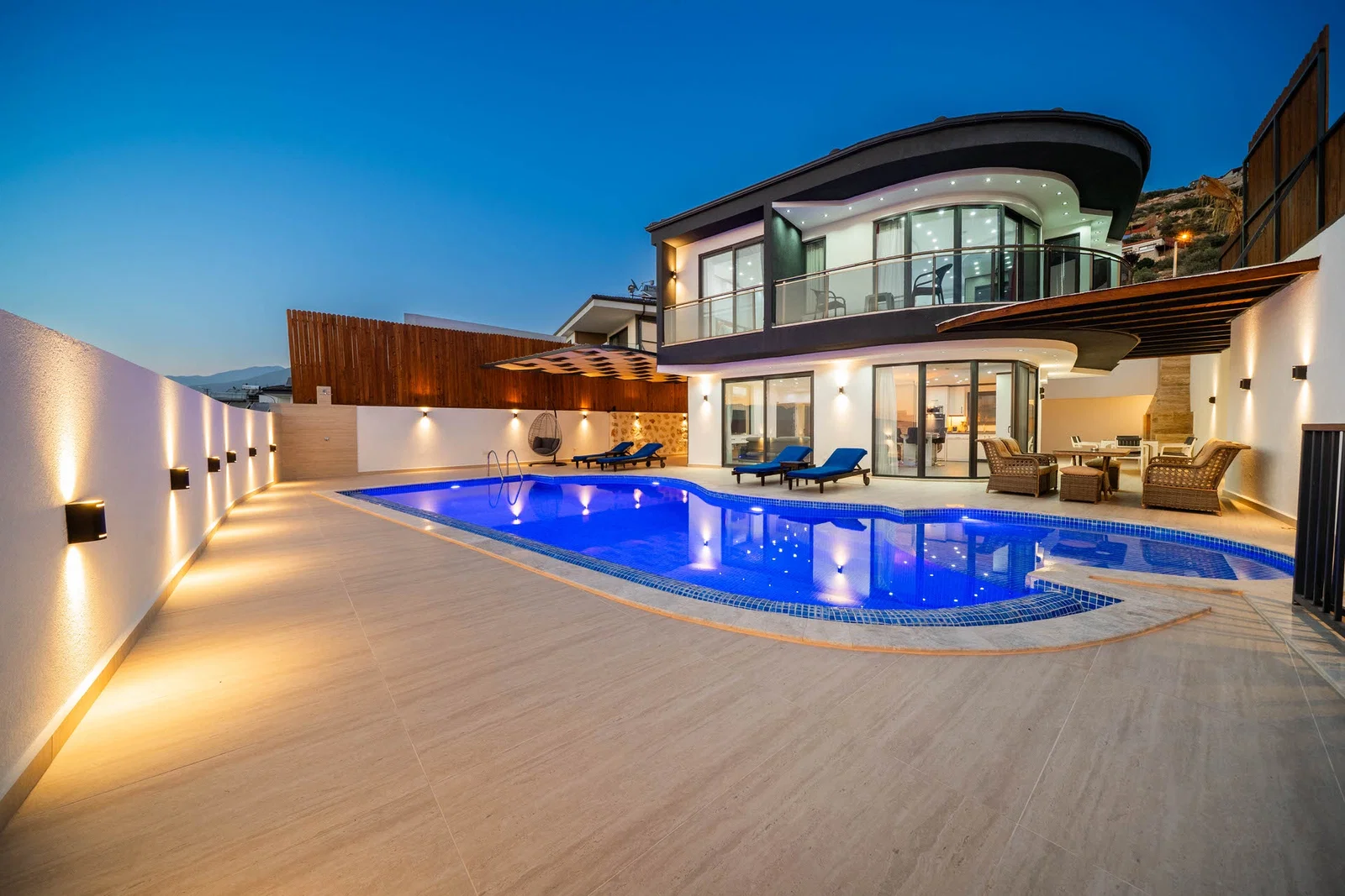 Yeşilköy’de Balayı Çiftlerine Uygun, Korunaklı Havuzlu, 2 Yatak Odalı, Kiralık Villa
