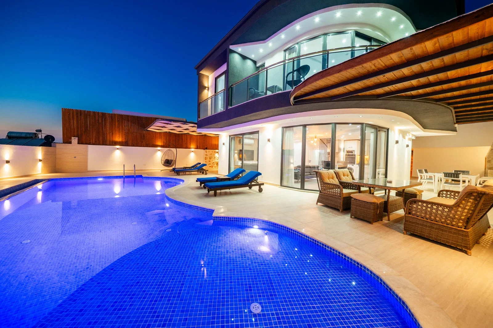 Yeşilköy’de Balayı Çiftlerine Uygun, Korunaklı Havuzlu, 2 Yatak Odalı, Kiralık Villa