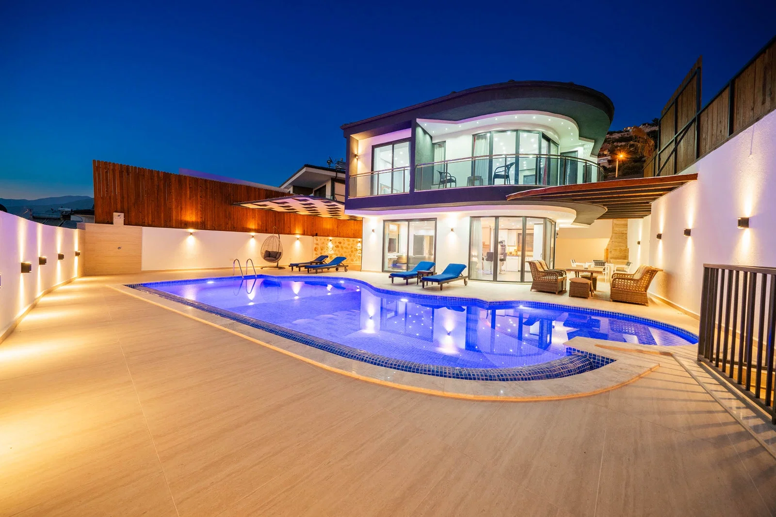 Yeşilköy’de Balayı Çiftlerine Uygun, Korunaklı Havuzlu, 2 Yatak Odalı, Kiralık Villa