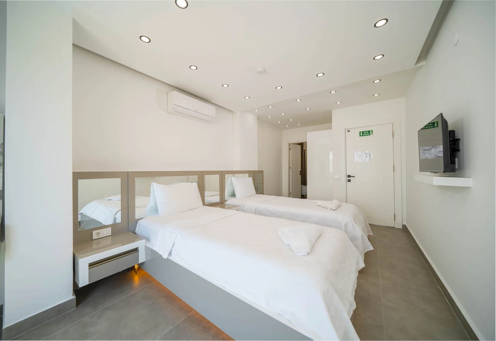 Yeşilköy’de Balayı Çiftlerine Uygun, Korunaklı Havuzlu, 2 Yatak Odalı, Kiralık Villa