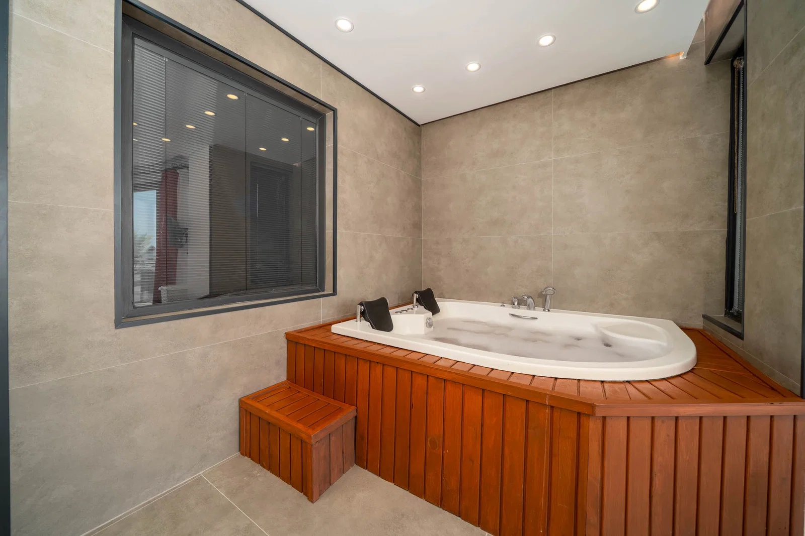 Yeşilköy’de Balayı Çiftlerine Uygun, Korunaklı Havuzlu, 2 Yatak Odalı, Kiralık Villa