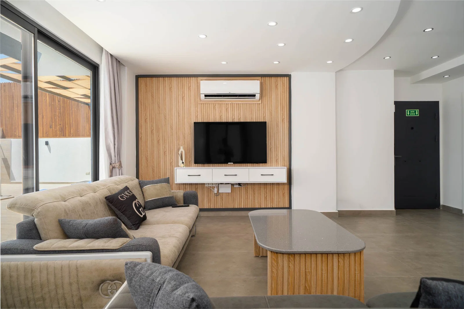 Yeşilköy’de Balayı Çiftlerine Uygun, Korunaklı Havuzlu, 2 Yatak Odalı, Kiralık Villa