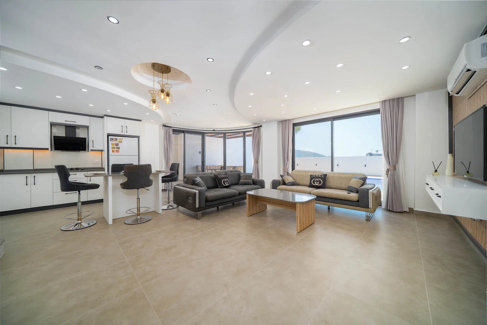 Yeşilköy’de Balayı Çiftlerine Uygun, Korunaklı Havuzlu, 2 Yatak Odalı, Kiralık Villa