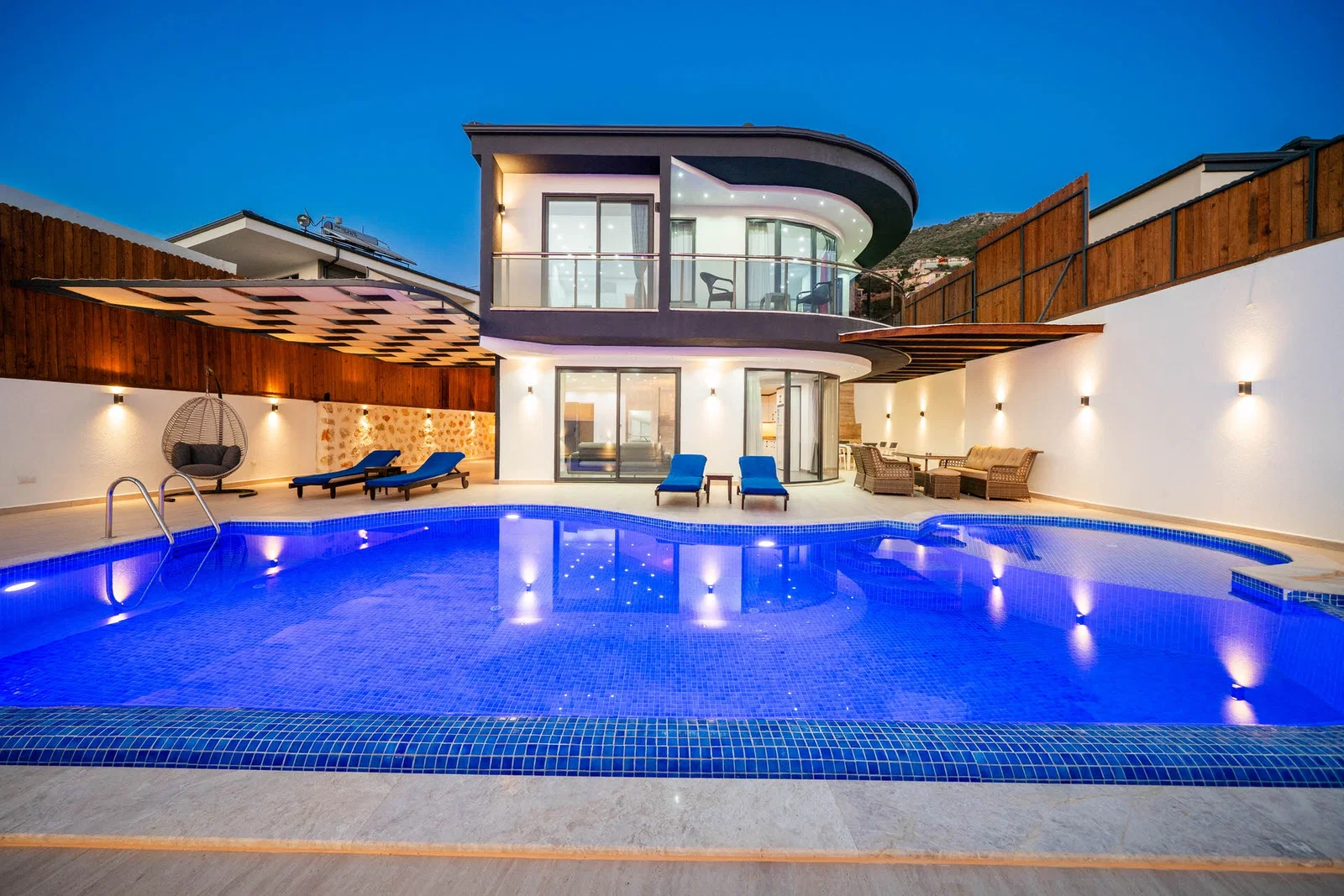 Yeşilköy’de Balayı Çiftlerine Uygun, Korunaklı Havuzlu, 2 Yatak Odalı, Kiralık Villa