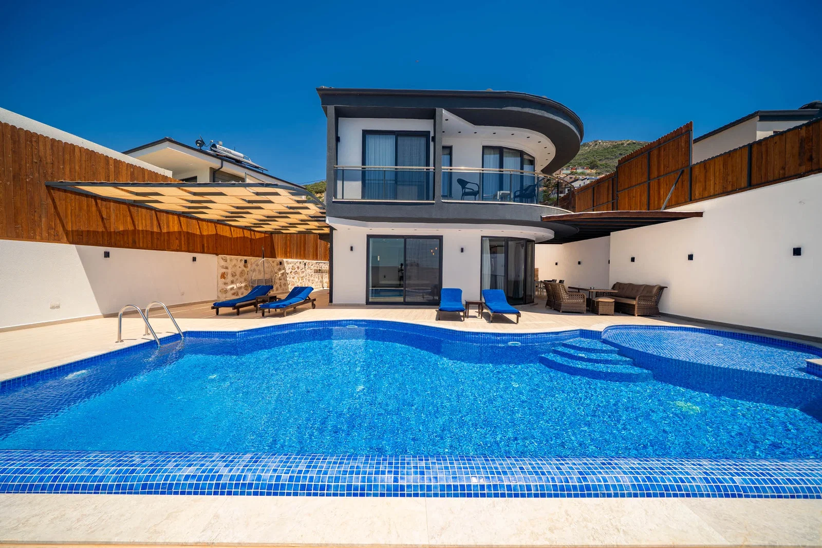 Yeşilköy’de Balayı Çiftlerine Uygun, Korunaklı Havuzlu, 2 Yatak Odalı, Kiralık Villa