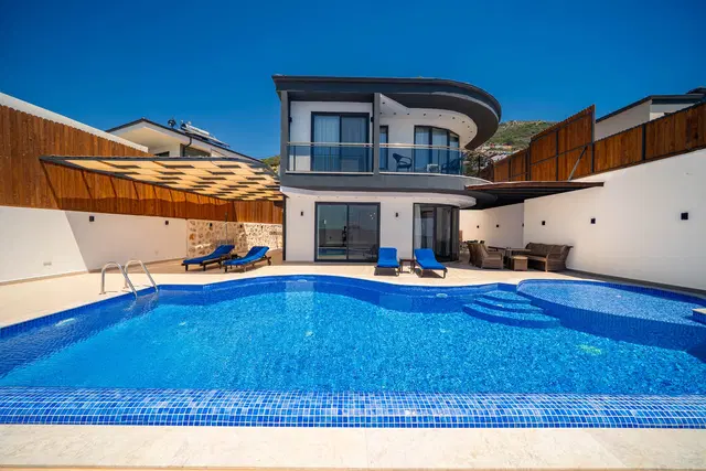 Yeşilköy’de Balayı Çiftlerine Uygun, Korunaklı Havuzlu, 2 Yatak Odalı, Kiralık Villa