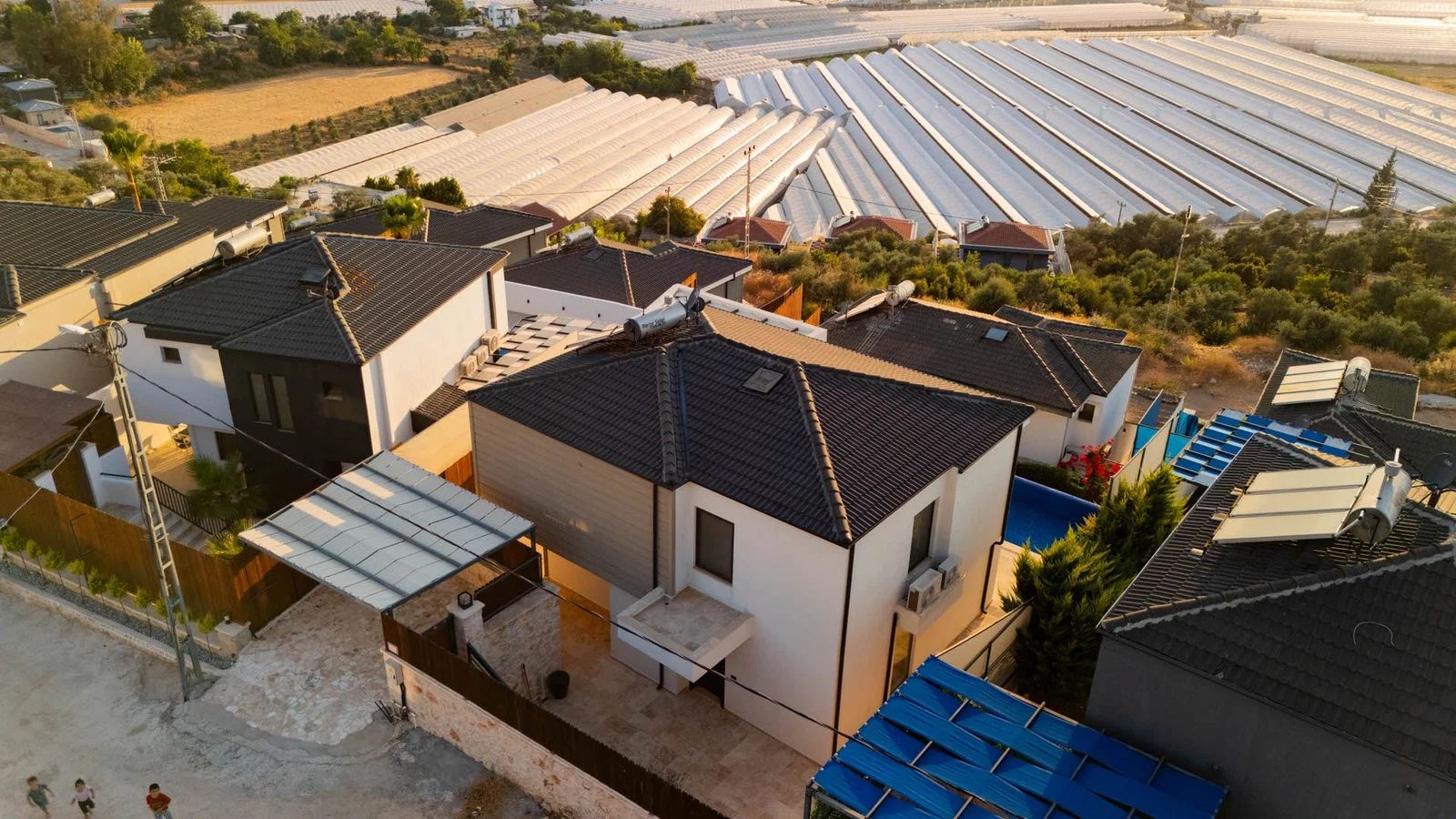 Yeşilköy’de Balayı Çiftlerine Uygun, Korunaklı Havuzlu, 2 Yatak Odalı, Kiralık Villa