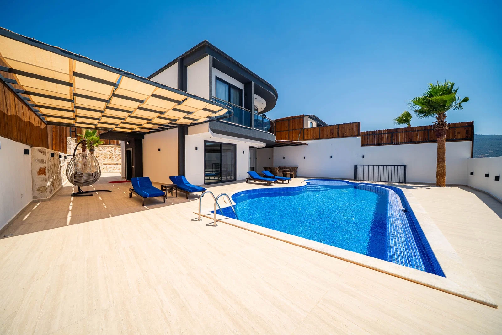 Yeşilköy’de Balayı Çiftlerine Uygun, Korunaklı Havuzlu, 2 Yatak Odalı, Kiralık Villa