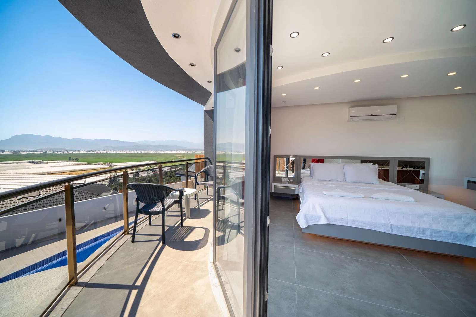 Yeşilköy’de Balayı Çiftlerine Uygun, Korunaklı Havuzlu, 2 Yatak Odalı, Kiralık Villa