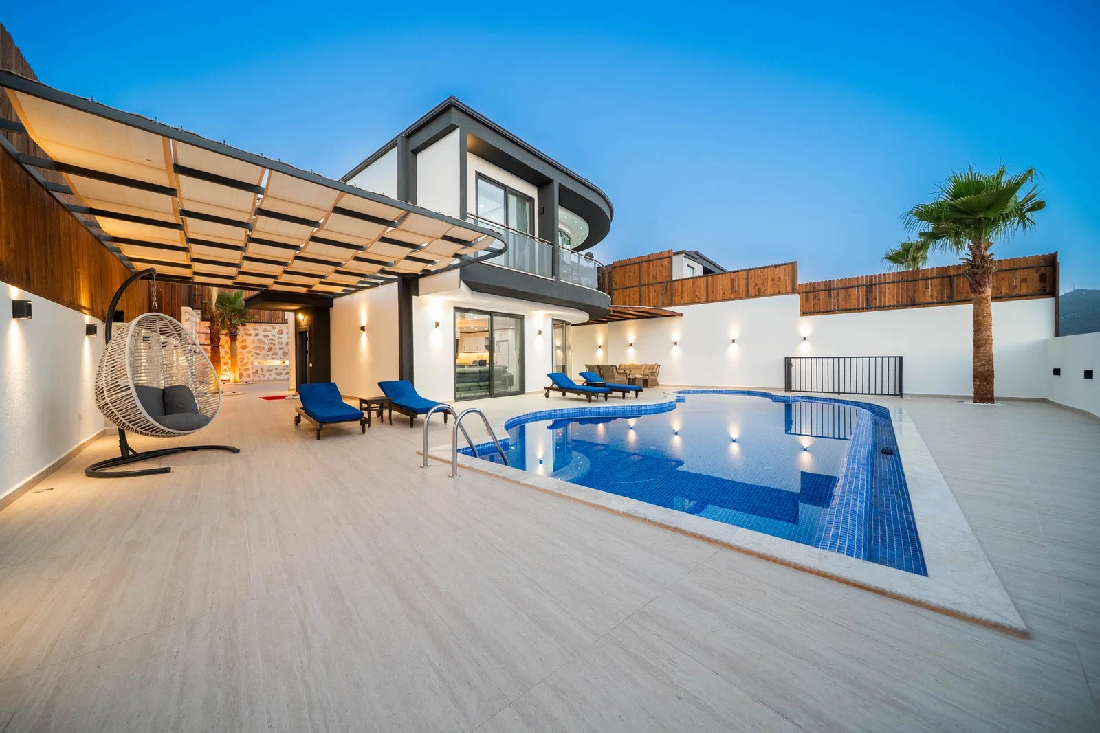 Yeşilköy’de Balayı Çiftlerine Uygun, Korunaklı Havuzlu, 2 Yatak Odalı, Kiralık Villa