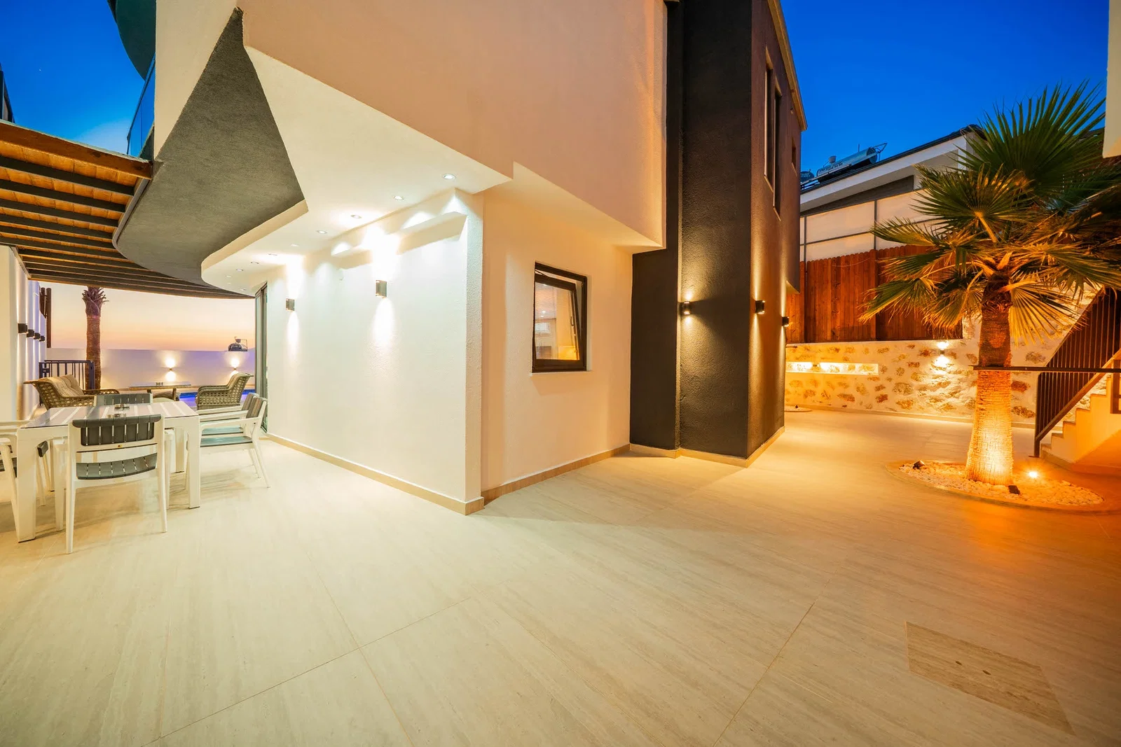Yeşilköy’de Balayı Çiftlerine Uygun, Korunaklı Havuzlu, 2 Yatak Odalı, Kiralık Villa