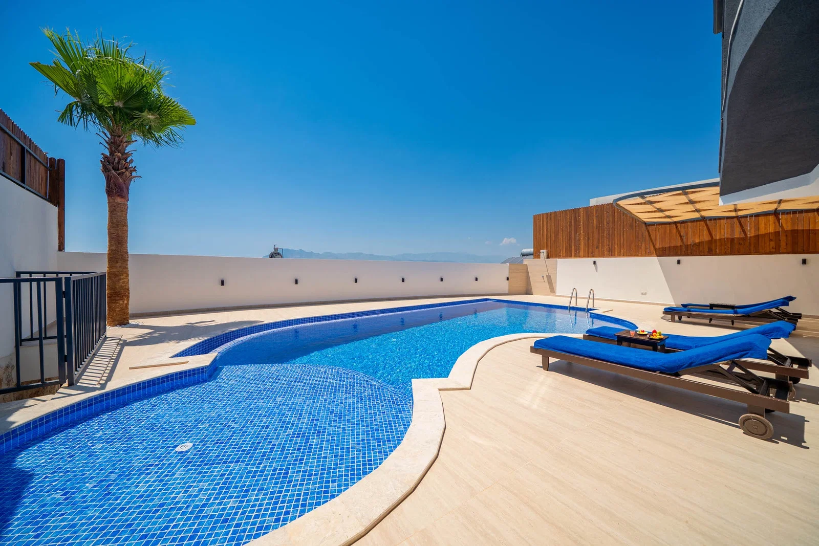 Yeşilköy’de Balayı Çiftlerine Uygun, Korunaklı Havuzlu, 2 Yatak Odalı, Kiralık Villa