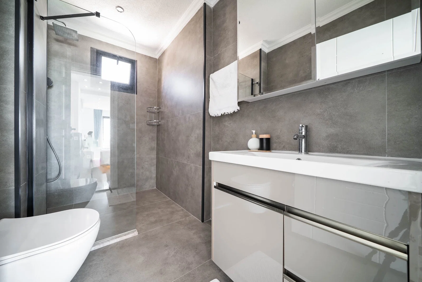 Yeşilköy’de Balayı Çiftlerine Uygun, Korunaklı Havuzlu, 2 Yatak Odalı, Kiralık Villa