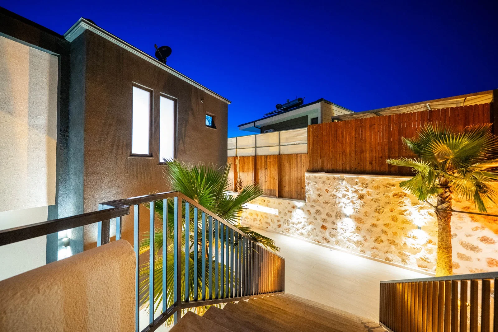 Yeşilköy’de Balayı Çiftlerine Uygun, Korunaklı Havuzlu, 2 Yatak Odalı, Kiralık Villa