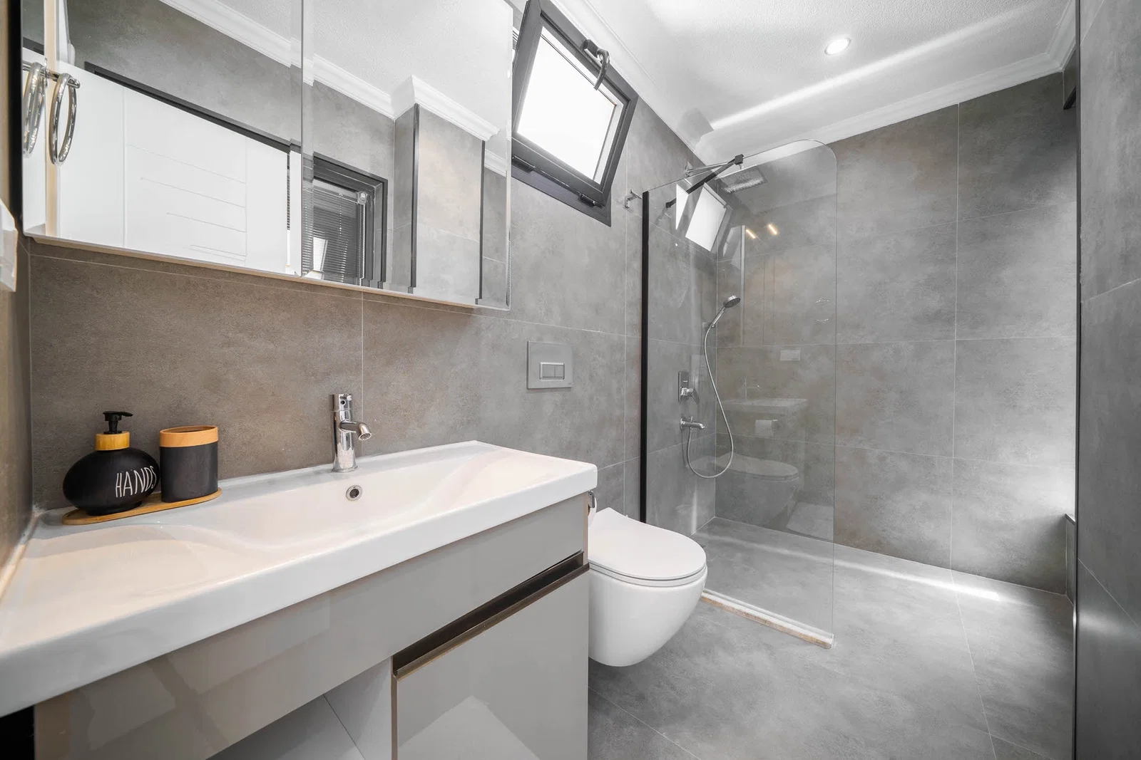 Yeşilköy’de Balayı Çiftlerine Uygun, Korunaklı Havuzlu, 2 Yatak Odalı, Kiralık Villa