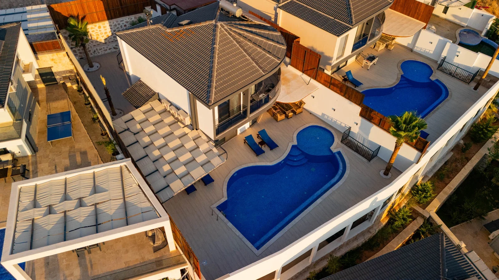 Yeşilköy’de Balayı Çiftlerine Uygun, Korunaklı Havuzlu, 2 Yatak Odalı, Kiralık Villa