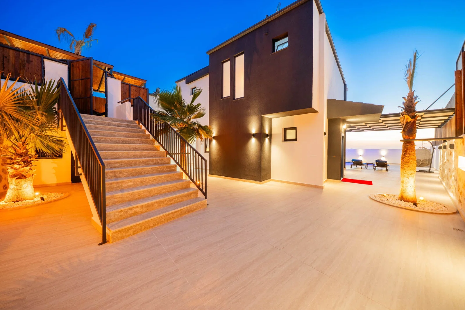Yeşilköy’de Balayı Çiftlerine Uygun, Korunaklı Havuzlu, 2 Yatak Odalı, Kiralık Villa