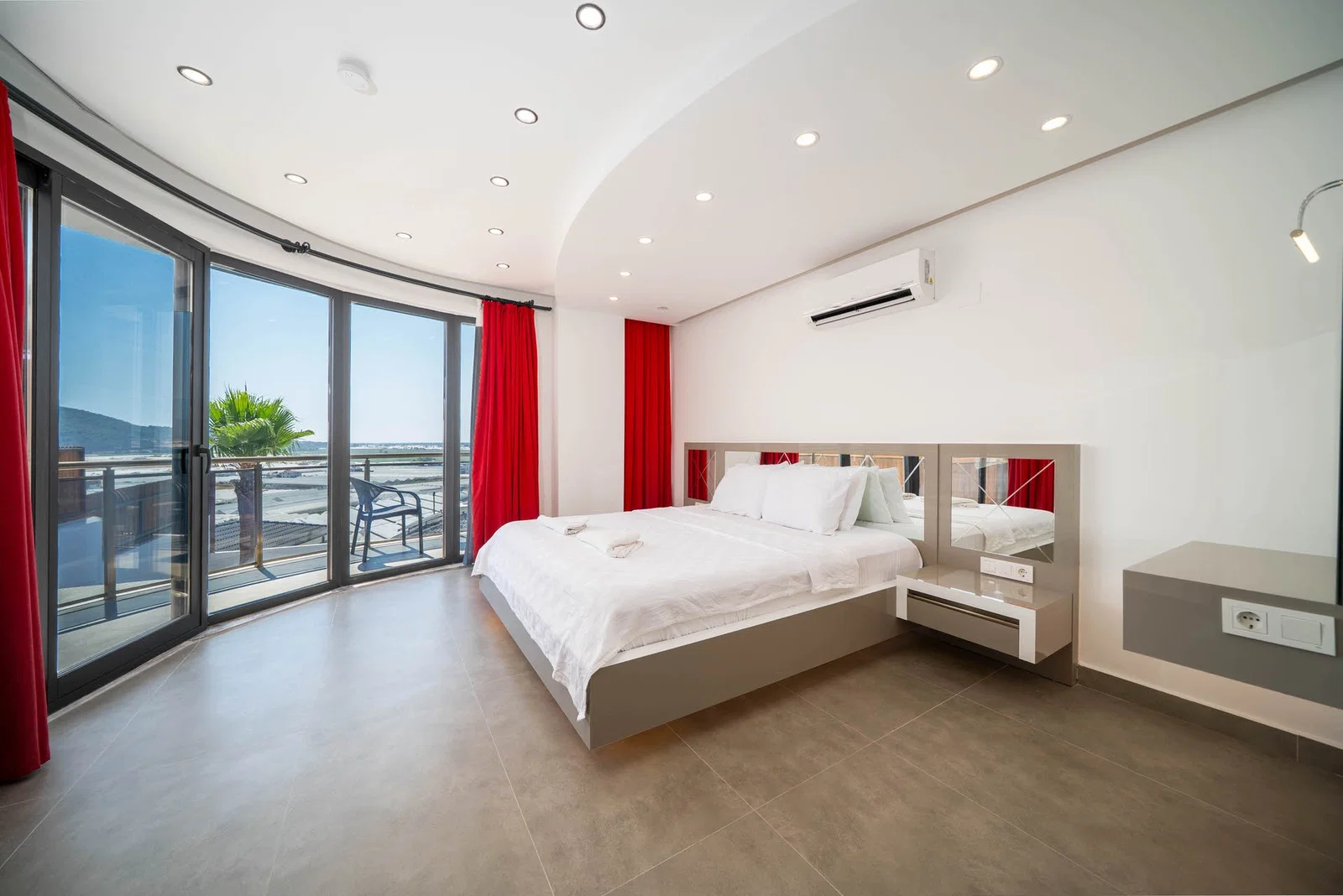 Yeşilköy’de Balayı Çiftlerine Uygun, Korunaklı Havuzlu, 2 Yatak Odalı, Kiralık Villa