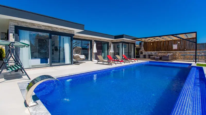 Çavdır’da korunaklı havuzlu kiralık villa