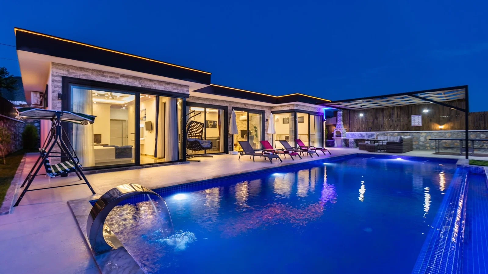 Çavdır’da Balayı Çiftlerine Uygun, Korunaklı Havuzlu, 2 Yatak Odalı, Kiralık Villa