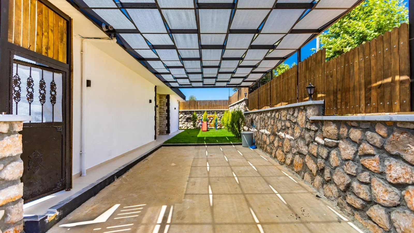 Çavdır’da Balayı Çiftlerine Uygun, Korunaklı Havuzlu, 2 Yatak Odalı, Kiralık Villa