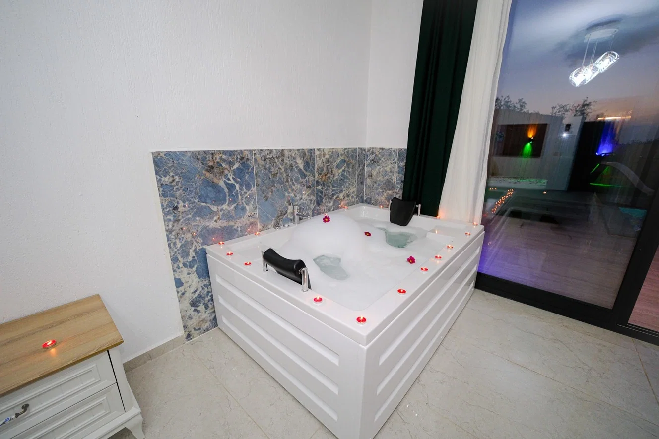 Çayköy’de Balayı Çiftlerine Uygun, Korunaklı Havuzlu, 1 Yatak Odalı, Kiralık Villa