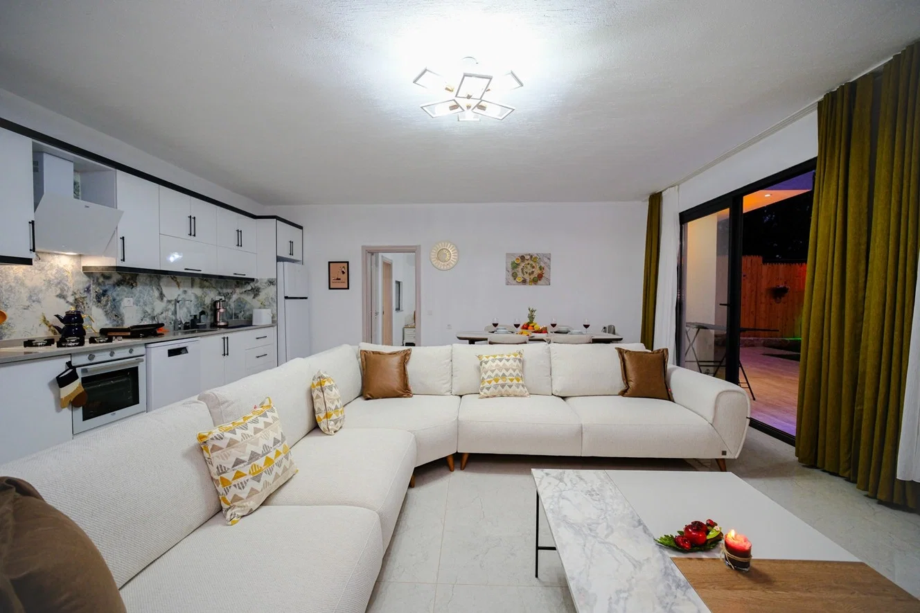 Çayköy’de Balayı Çiftlerine Uygun, Korunaklı Havuzlu, 1 Yatak Odalı, Kiralık Villa