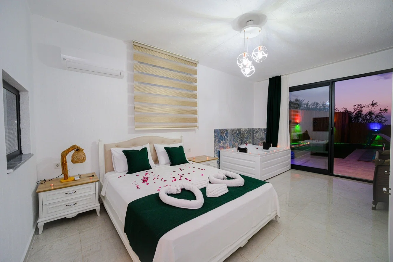 Çayköy’de Balayı Çiftlerine Uygun, Korunaklı Havuzlu, 1 Yatak Odalı, Kiralık Villa