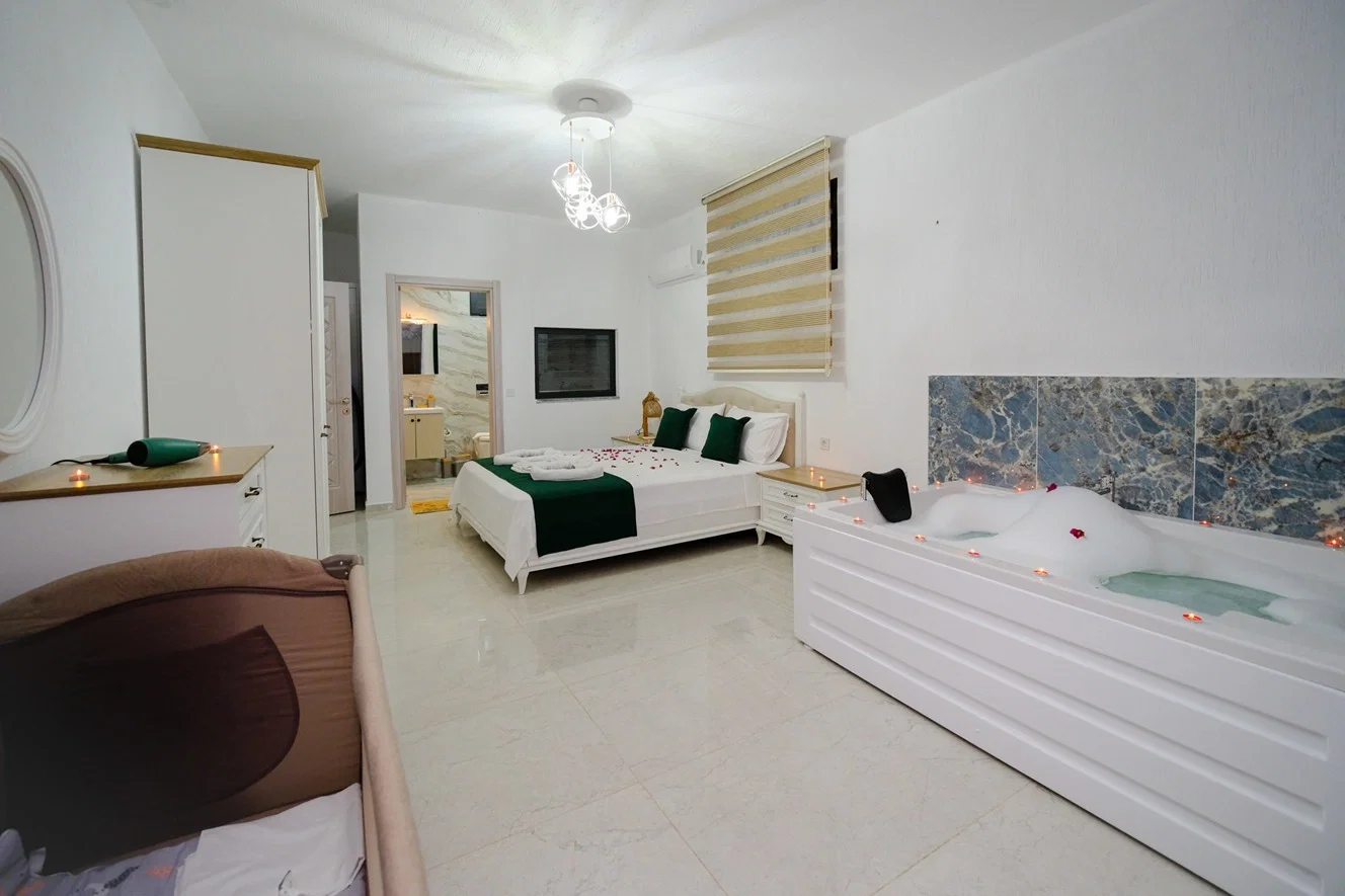 Çayköy’de Balayı Çiftlerine Uygun, Korunaklı Havuzlu, 1 Yatak Odalı, Kiralık Villa