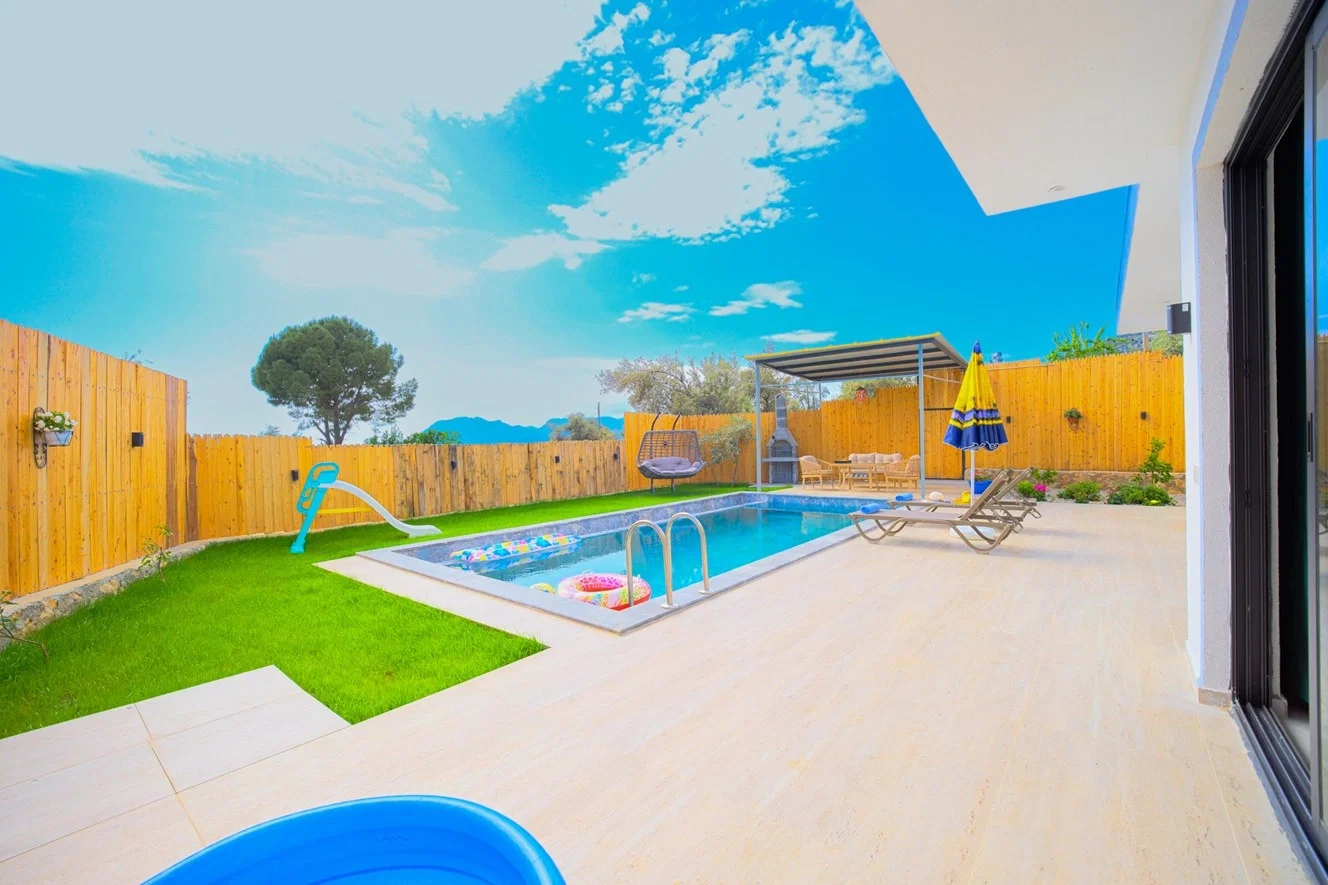 Çayköy’de Balayı Çiftlerine Uygun, Korunaklı Havuzlu, 1 Yatak Odalı, Kiralık Villa