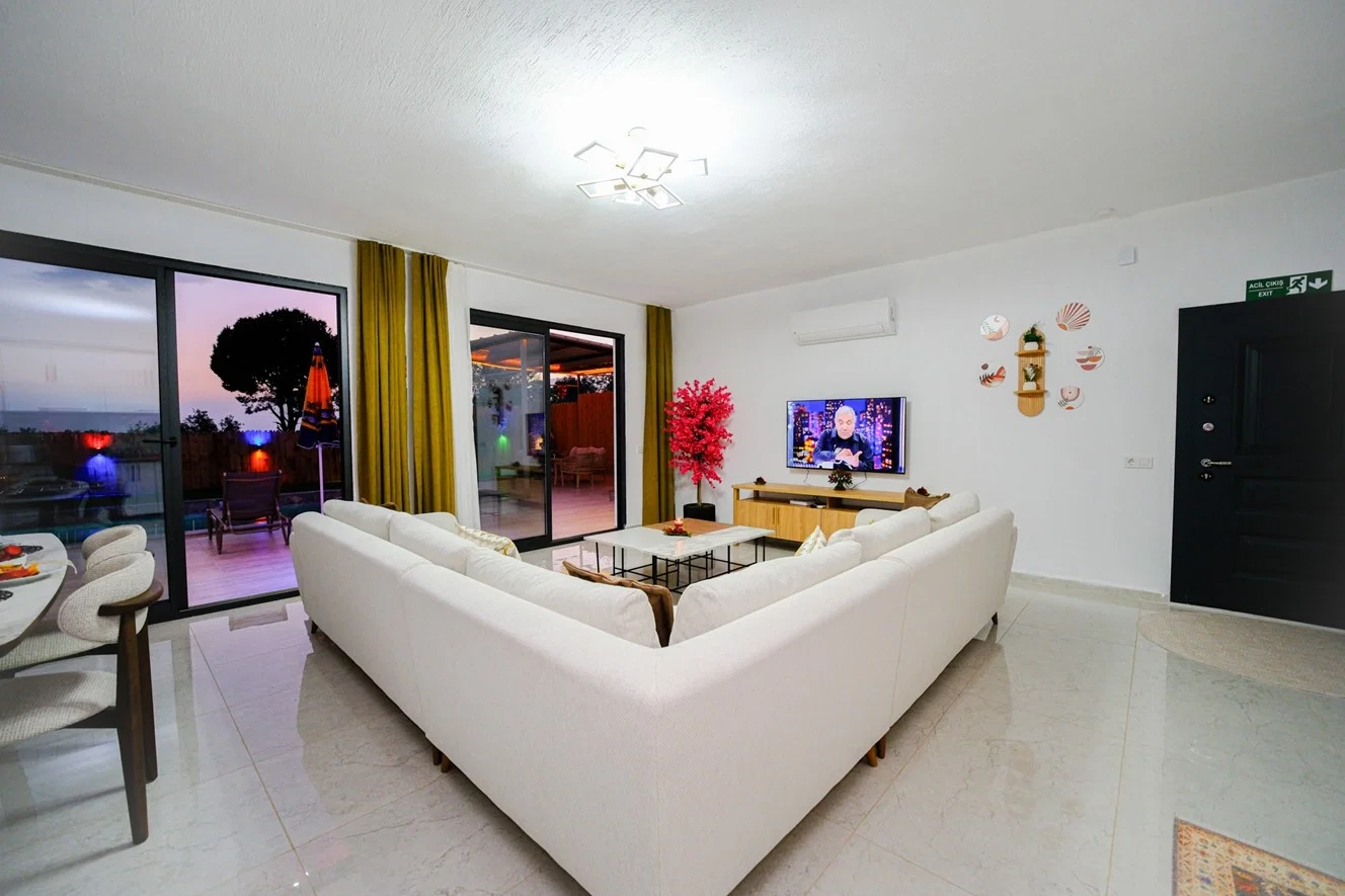 Çayköy’de Balayı Çiftlerine Uygun, Korunaklı Havuzlu, 1 Yatak Odalı, Kiralık Villa