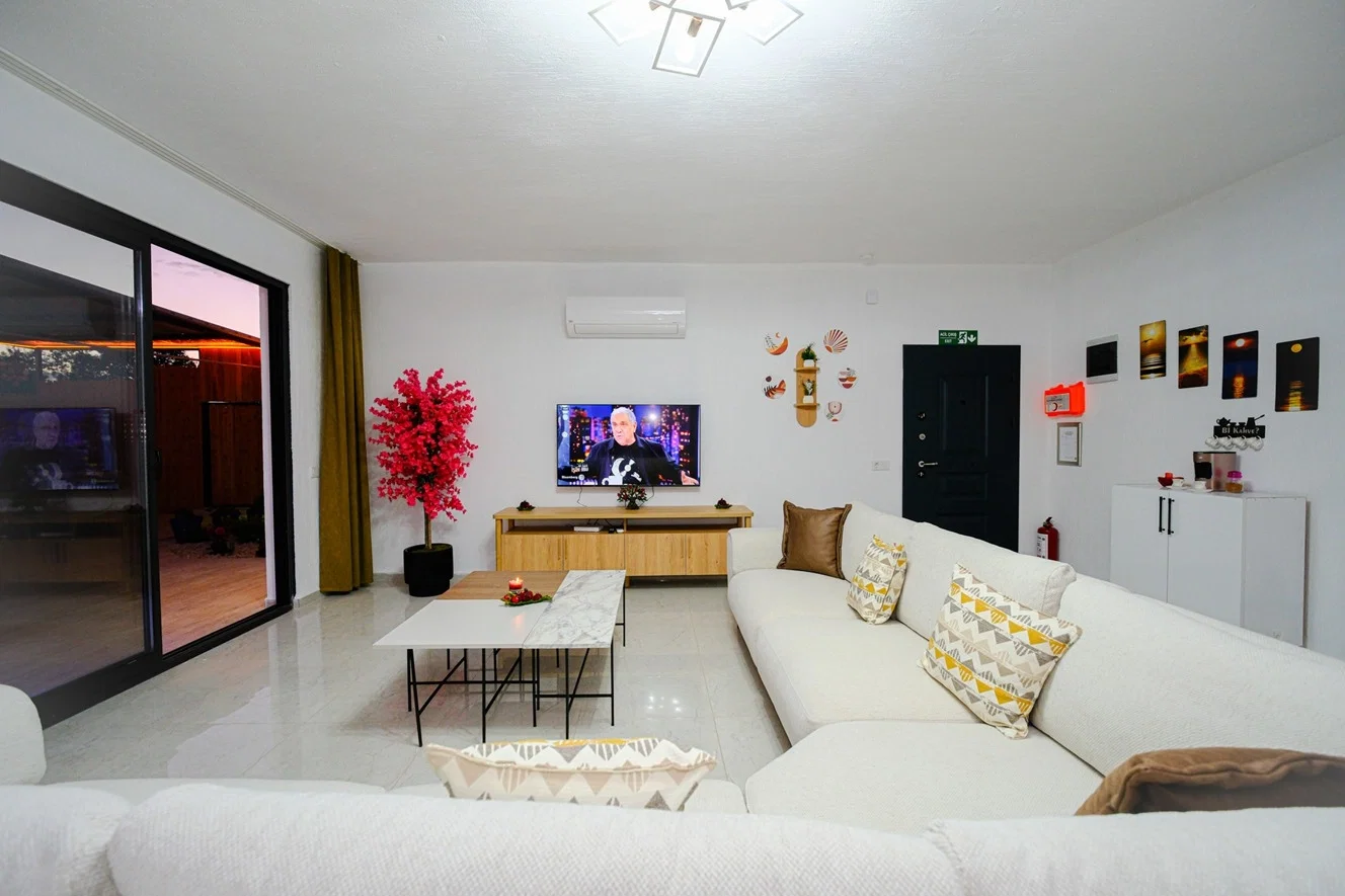 Çayköy’de Balayı Çiftlerine Uygun, Korunaklı Havuzlu, 1 Yatak Odalı, Kiralık Villa