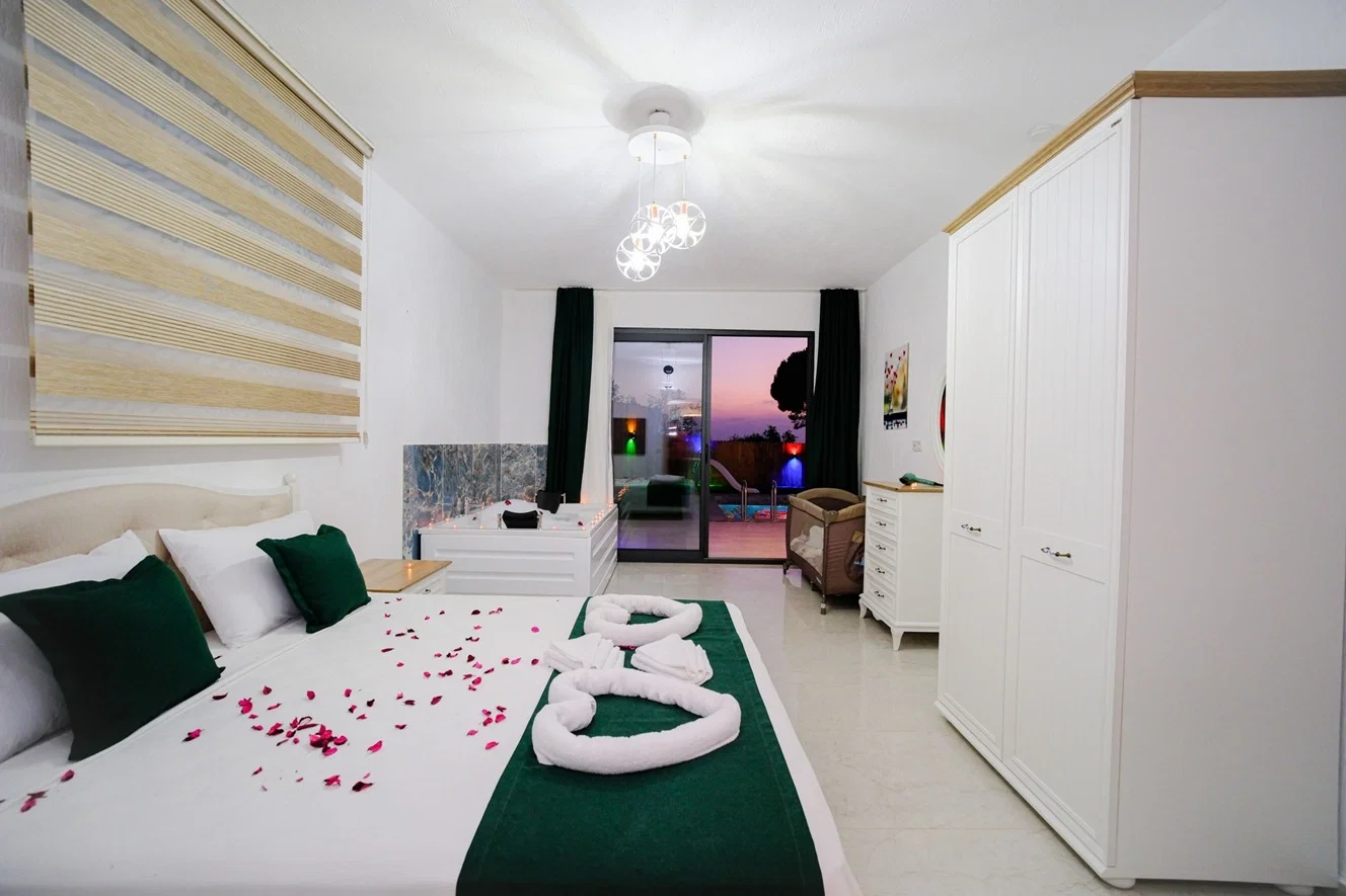 Çayköy’de Balayı Çiftlerine Uygun, Korunaklı Havuzlu, 1 Yatak Odalı, Kiralık Villa