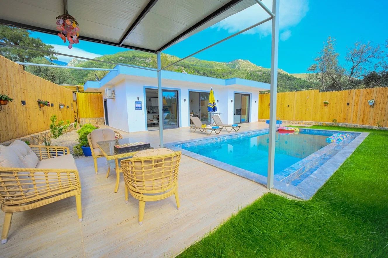 Çayköy’de Balayı Çiftlerine Uygun, Korunaklı Havuzlu, 1 Yatak Odalı, Kiralık Villa