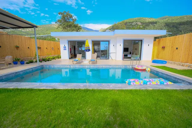 Çayköy’de Balayı Çiftlerine Uygun, Korunaklı Havuzlu, 1 Yatak Odalı, Kiralık Villa