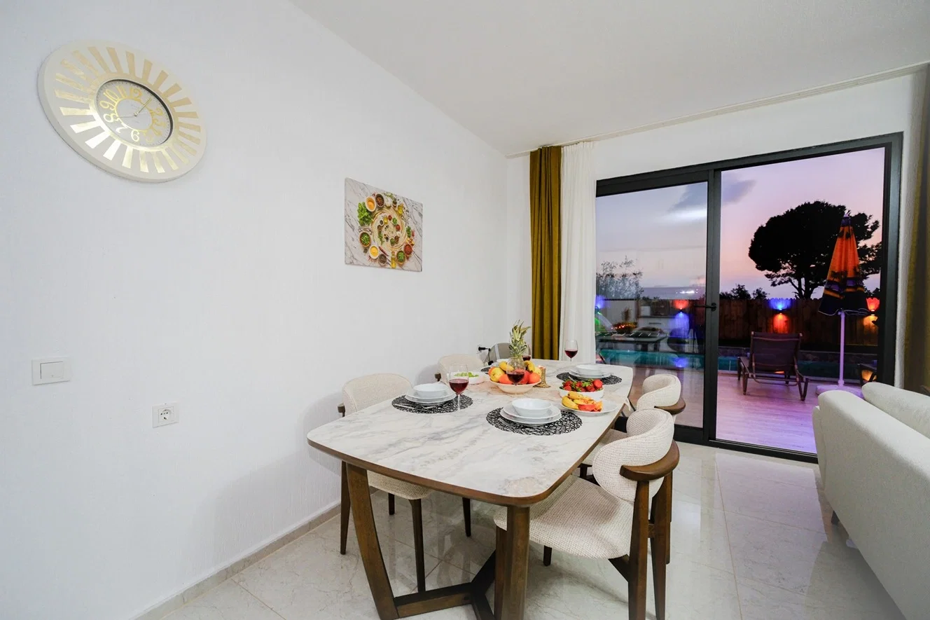 Çayköy’de Balayı Çiftlerine Uygun, Korunaklı Havuzlu, 1 Yatak Odalı, Kiralık Villa