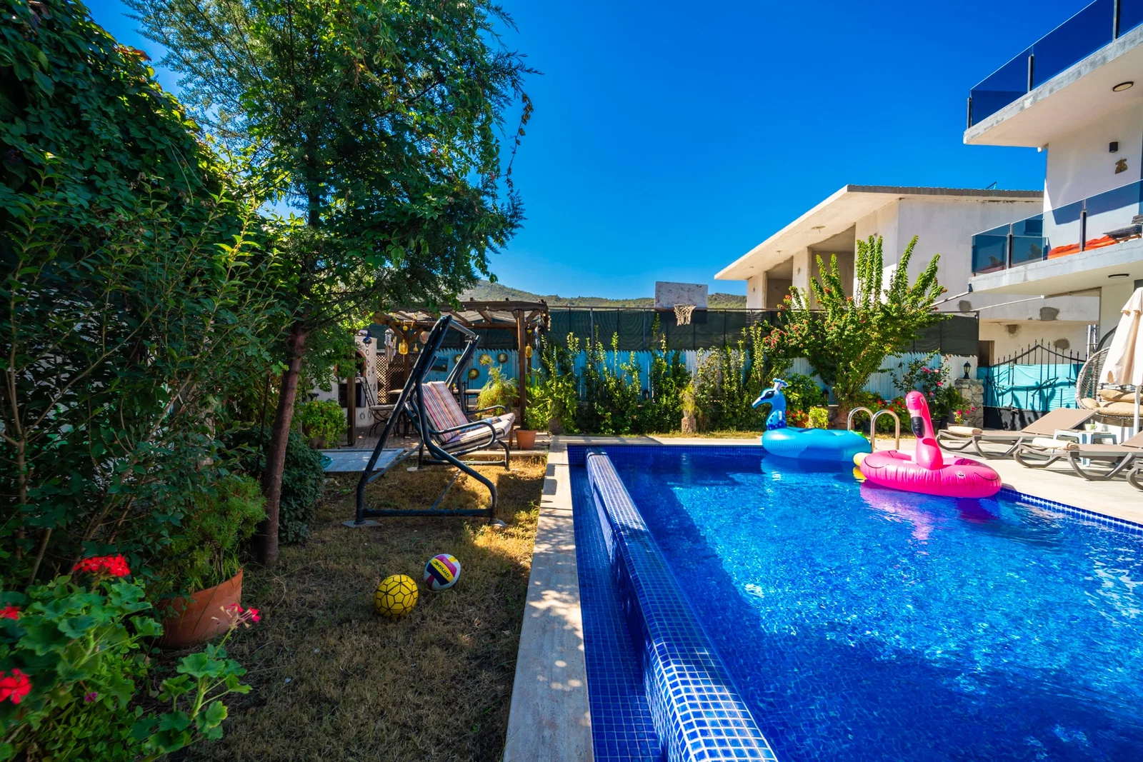 Yeşilköy’de Balayı Çiftlerine Uygun, Korunaklı Havuzlu, 2 Yatak Odalı, Kiralık Villa