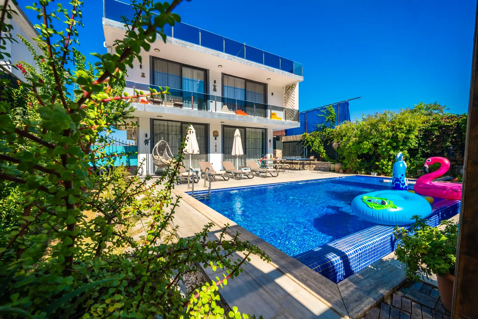 Yeşilköy’de korunaklı havuzlu kiralık villa
