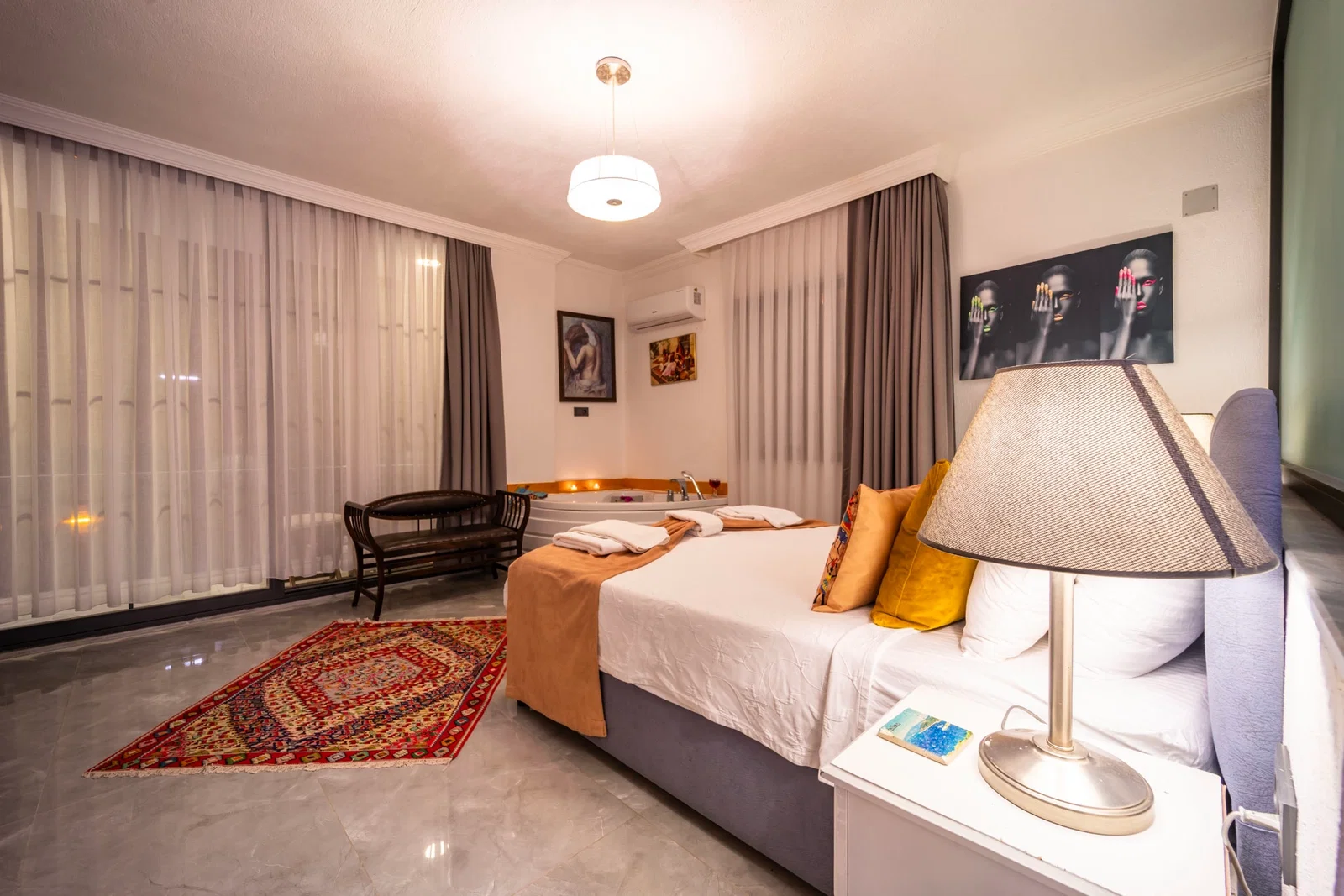 Yeşilköy’de Balayı Çiftlerine Uygun, Korunaklı Havuzlu, 2 Yatak Odalı, Kiralık Villa
